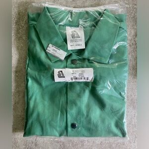 Unopened and unused men’s button down weldlife jacket